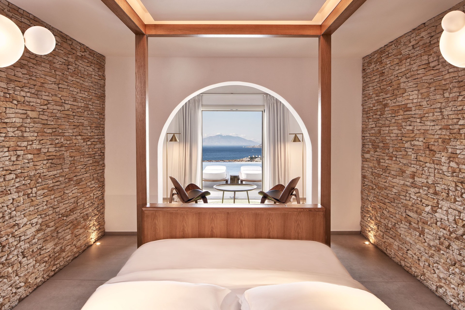 Innenansicht des Schlafbereichs der Suite mit Pool des Myconian Naia Hotels